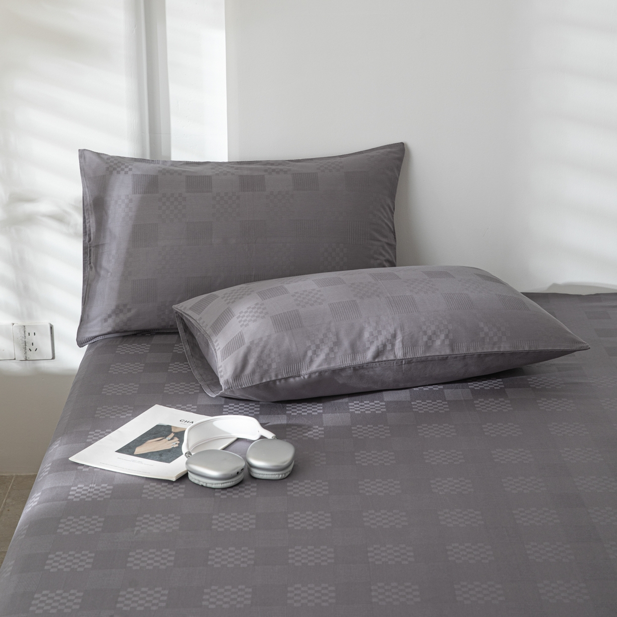 91家纺网 家纺一手货源 找家纺 简宜家居（朝初家纺） 2025新款60支贡缎提花A版纯棉床单 格子-灰