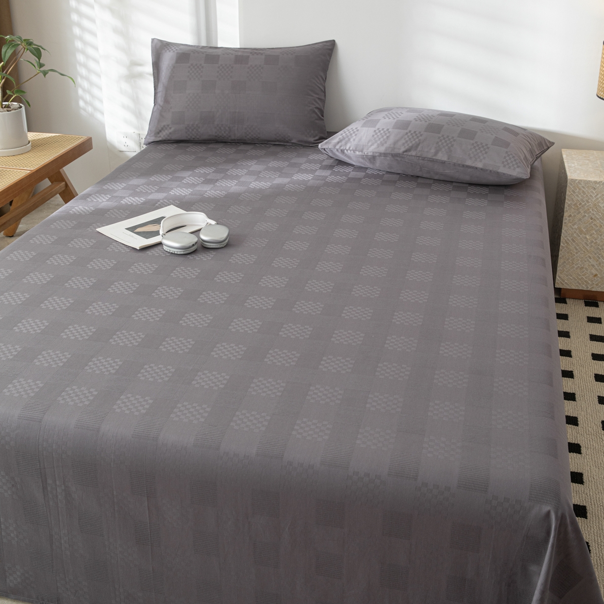 91家纺网 家纺一手货源 找家纺 简宜家居（朝初家纺） 2025新款60支贡缎提花A版纯棉床单 格子-灰