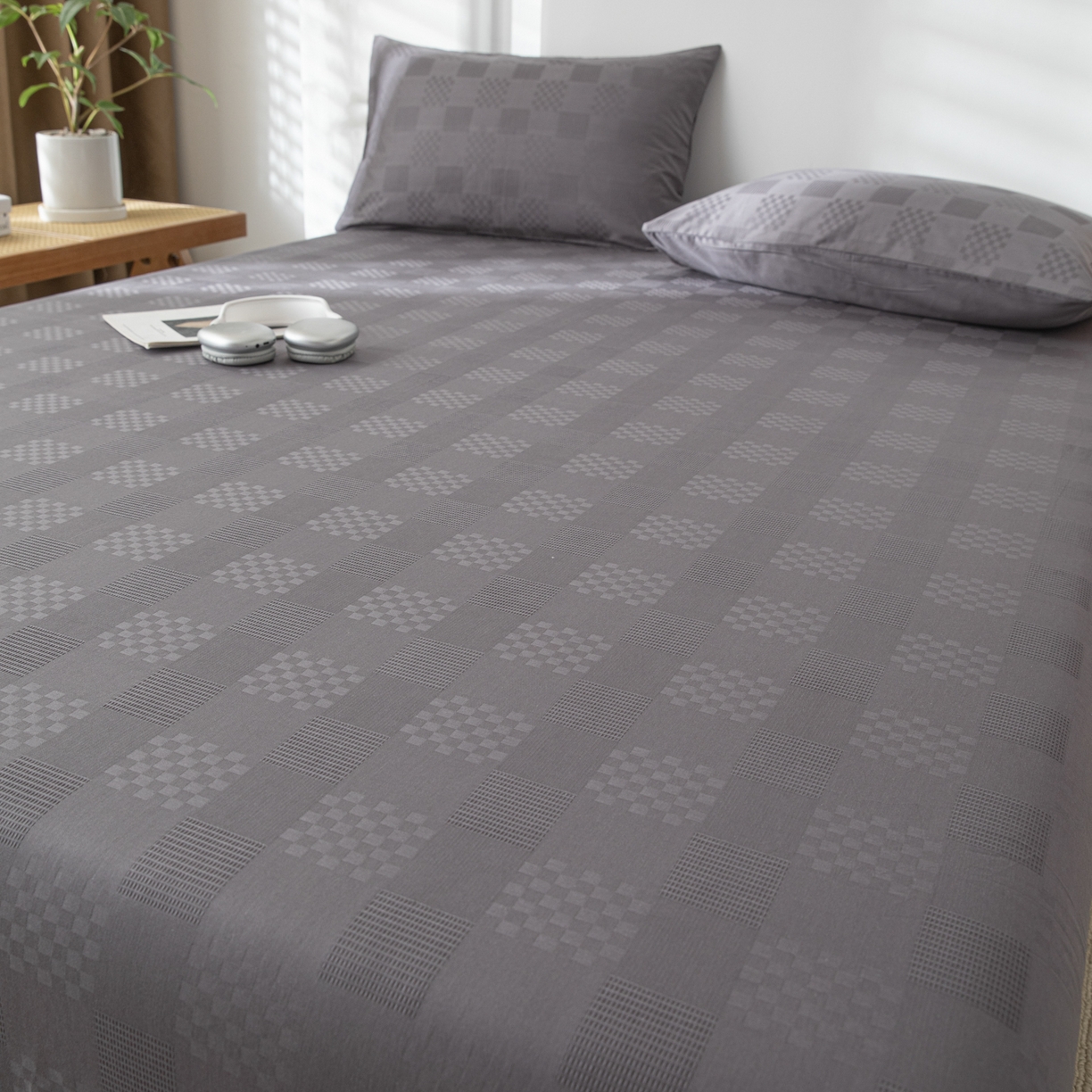 91家纺网 家纺一手货源 找家纺 简宜家居（朝初家纺） 2025新款60支贡缎提花A版纯棉床单 格子-灰