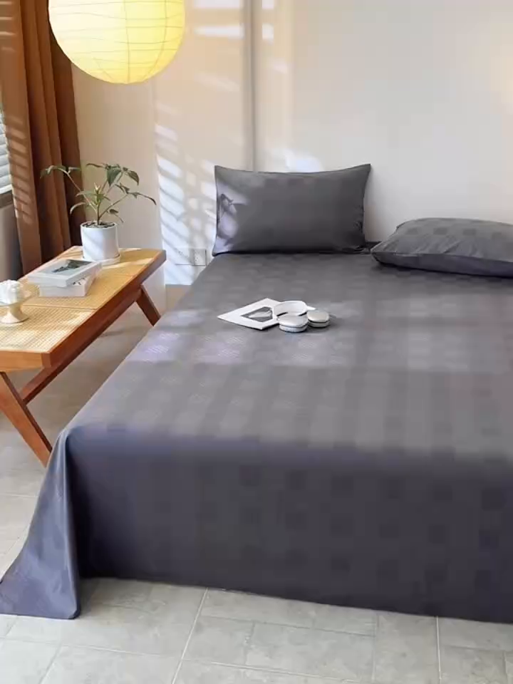 91家纺网 家纺一手货源 找家纺 简宜家居（朝初家纺） 2025新款60支贡缎提花A版纯棉床单 格子-灰