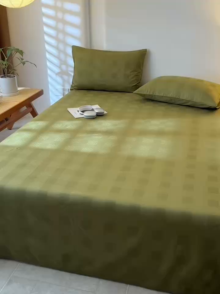 91家纺网 家纺一手货源 找家纺 简宜家居（朝初家纺） 2025新款60支贡缎提花A版纯棉床单 格子-绿