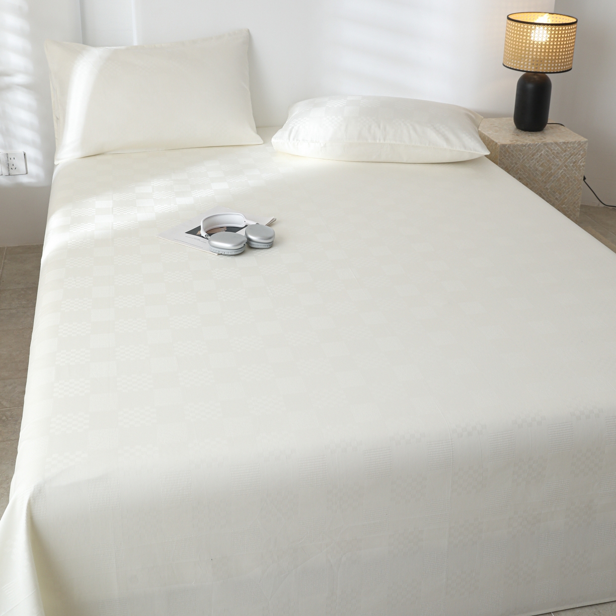 91家纺网 家纺一手货源 找家纺 简宜家居（朝初家纺） 2025新款60支贡缎提花A版纯棉床单 格子-米白