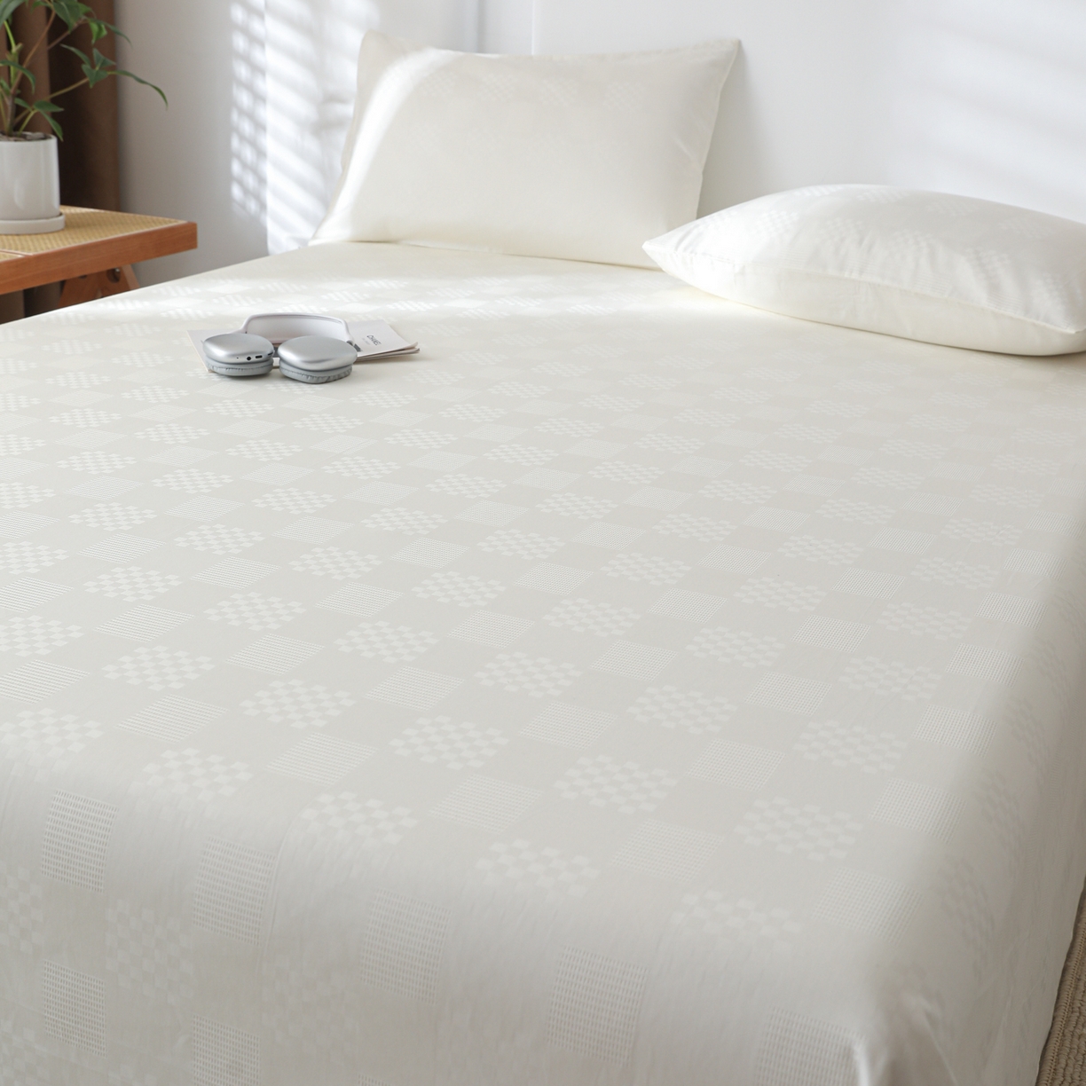 91家纺网 家纺一手货源 找家纺 简宜家居（朝初家纺） 2025新款60支贡缎提花A版纯棉床单 格子-米白