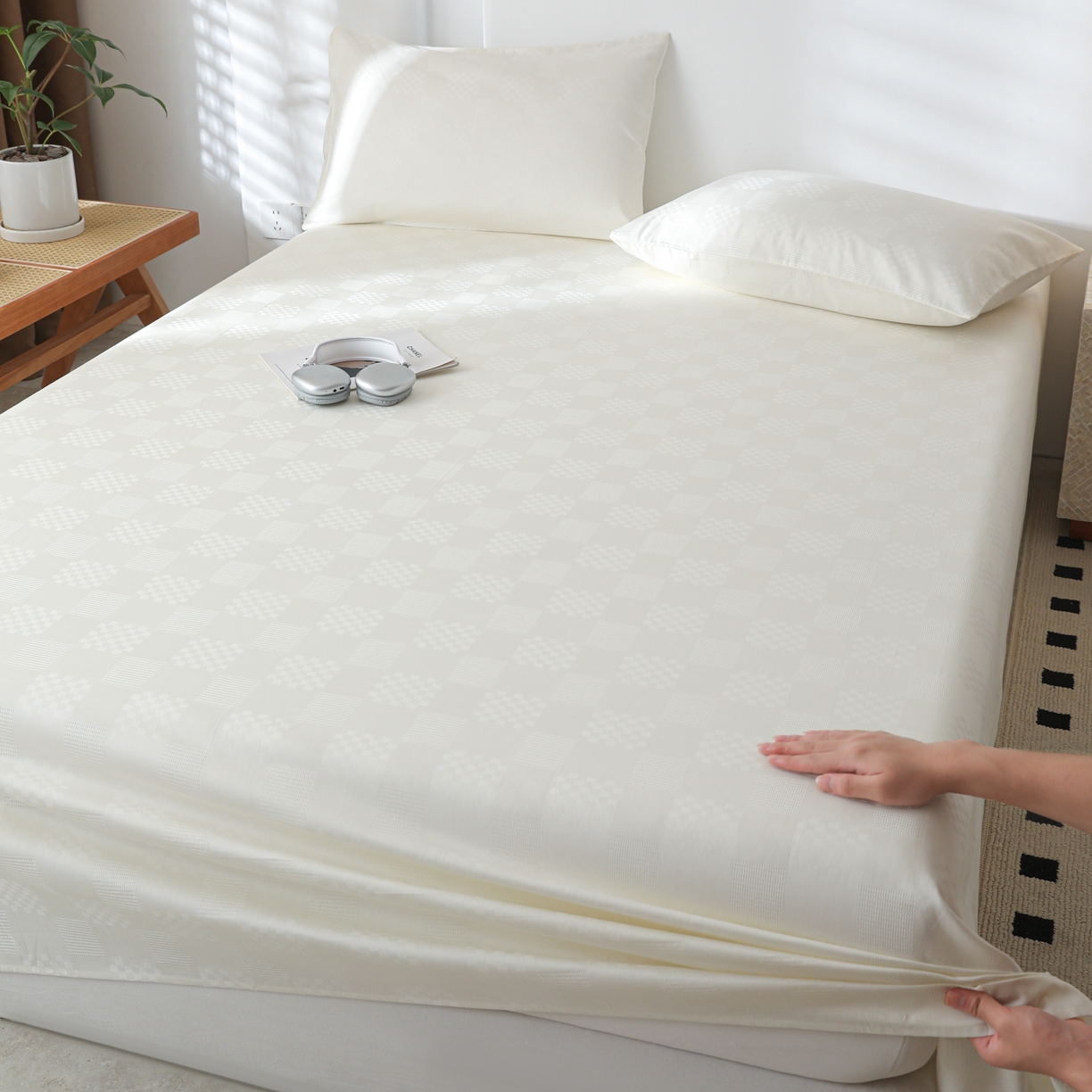 91家纺网 家纺一手货源 找家纺 简宜家居（朝初家纺） 2025新款60支贡缎提花A版纯棉床单 格子-米白