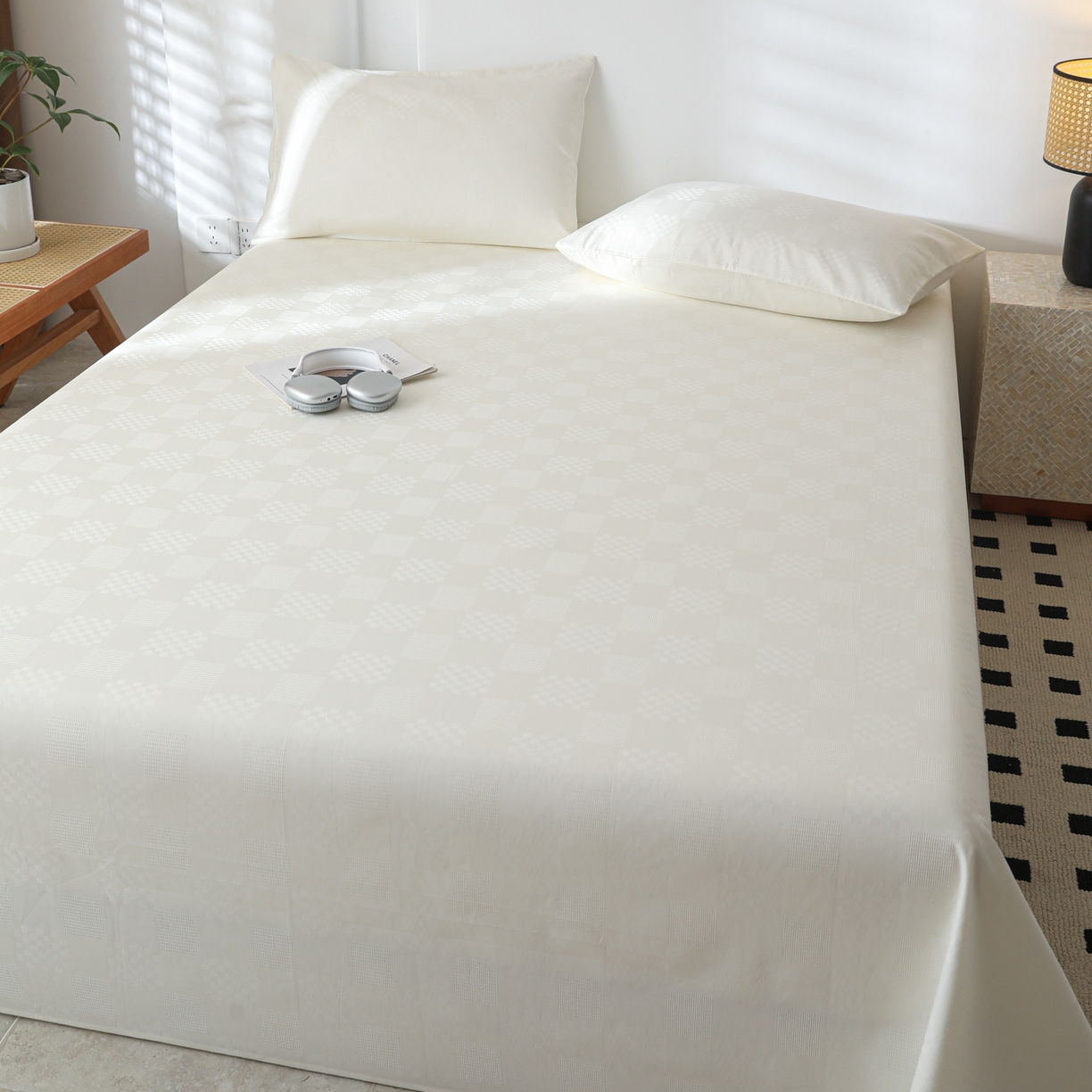 91家纺网 家纺一手货源 找家纺 简宜家居（朝初家纺） 2025新款60支贡缎提花A版纯棉床单 格子-米白