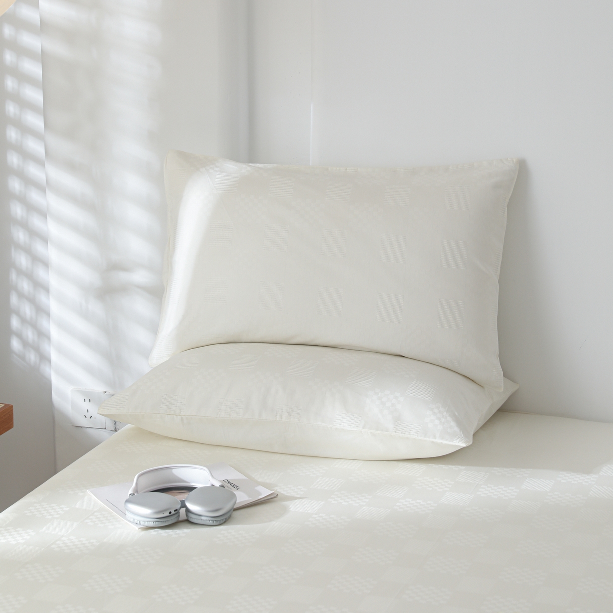 91家纺网 家纺一手货源 找家纺 简宜家居（朝初家纺） 2025新款60支贡缎提花A版纯棉床单 格子-米白