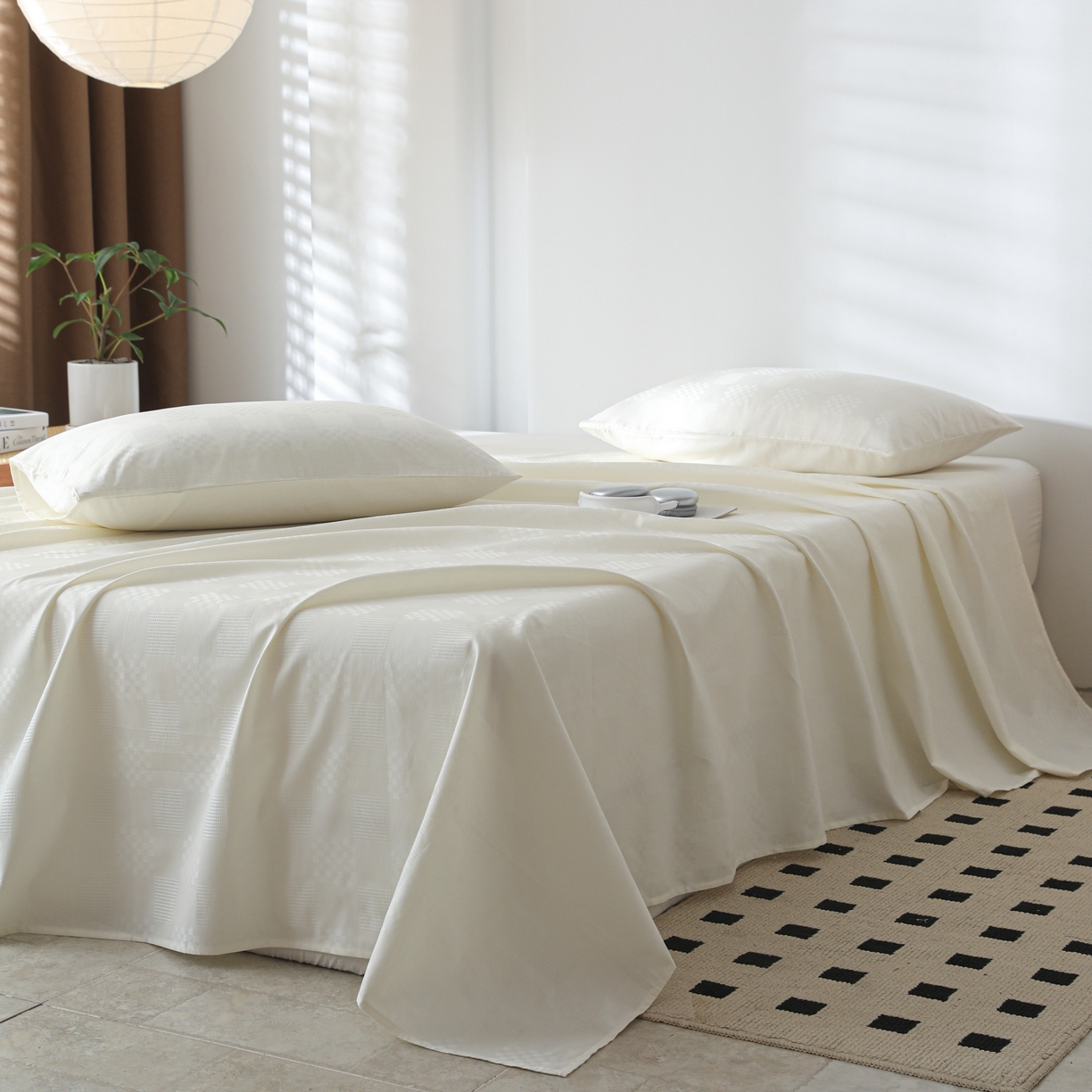 91家纺网 家纺一手货源 找家纺 简宜家居（朝初家纺） 2025新款60支贡缎提花A版纯棉床单 格子-米白