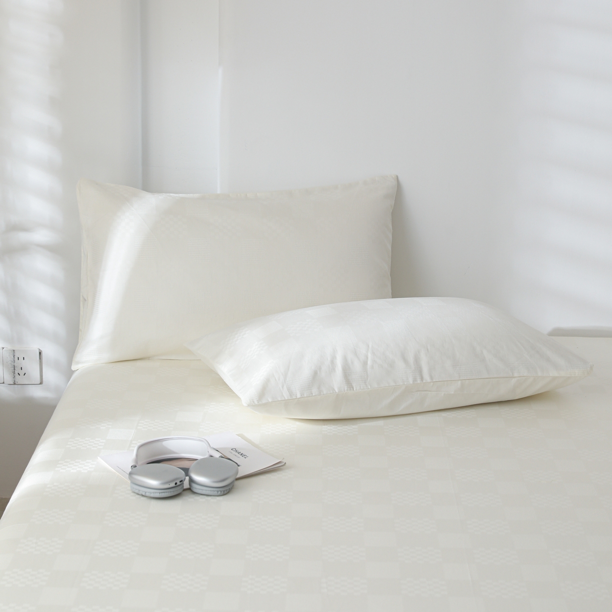 91家纺网 家纺一手货源 找家纺 简宜家居（朝初家纺） 2025新款60支贡缎提花A版纯棉床单 格子-米白