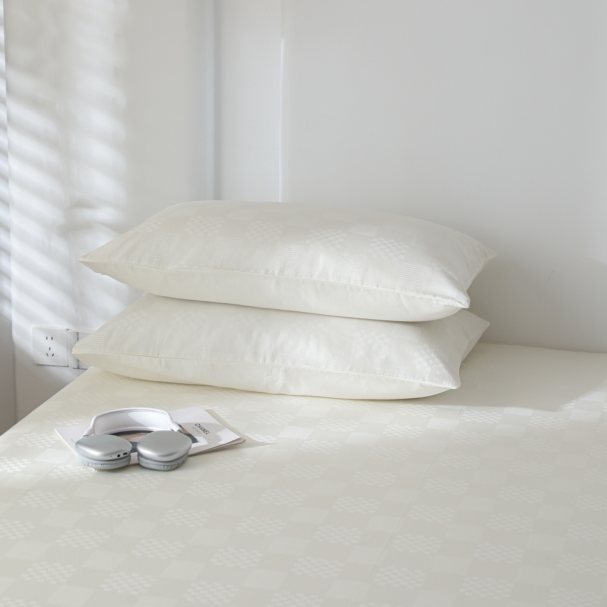 91家纺网 家纺一手货源 找家纺 简宜家居（朝初家纺） 2025新款60支贡缎提花A版纯棉床单 格子-米白