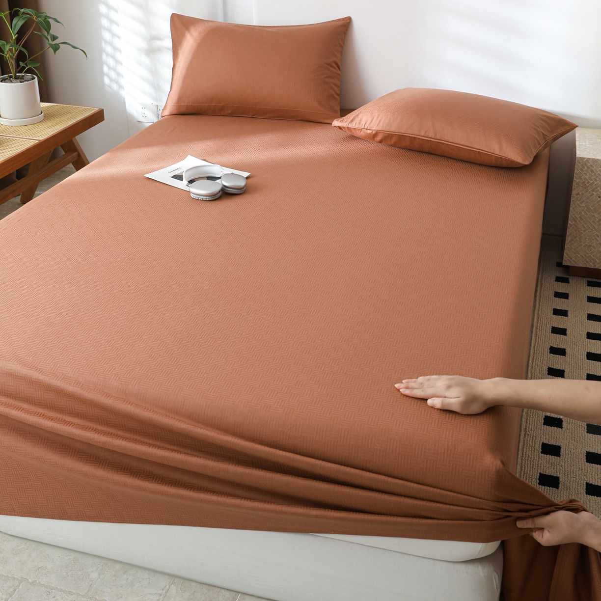 91家纺网 家纺一手货源 找家纺 简宜家居（朝初家纺） 2025新款60支贡缎提花A版纯棉床单 简约-咖