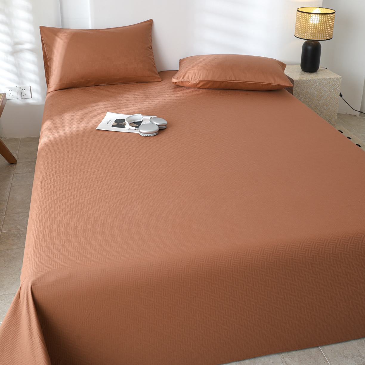 91家纺网 家纺一手货源 找家纺 简宜家居（朝初家纺） 2025新款60支贡缎提花A版纯棉床单 简约-咖