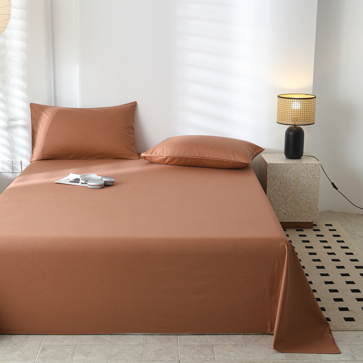 91家纺网 家纺一手货源 找家纺 简宜家居（朝初家纺） 2025新款60支贡缎提花A版纯棉床单 简约-咖