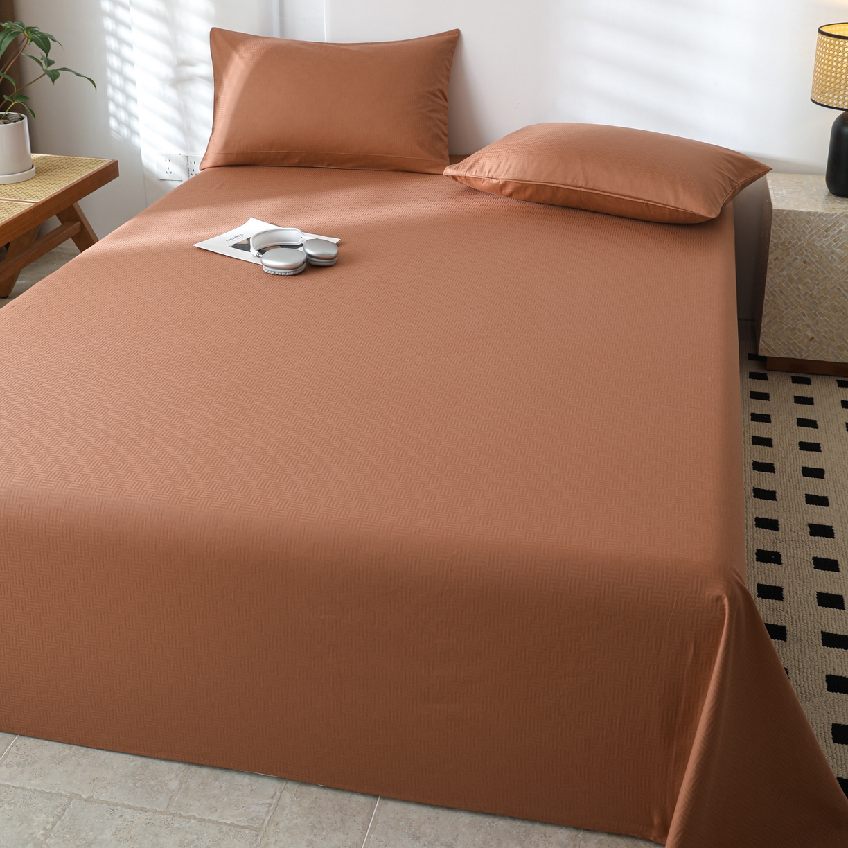 91家纺网 家纺一手货源 找家纺 简宜家居（朝初家纺） 2025新款60支贡缎提花A版纯棉床单 简约-咖