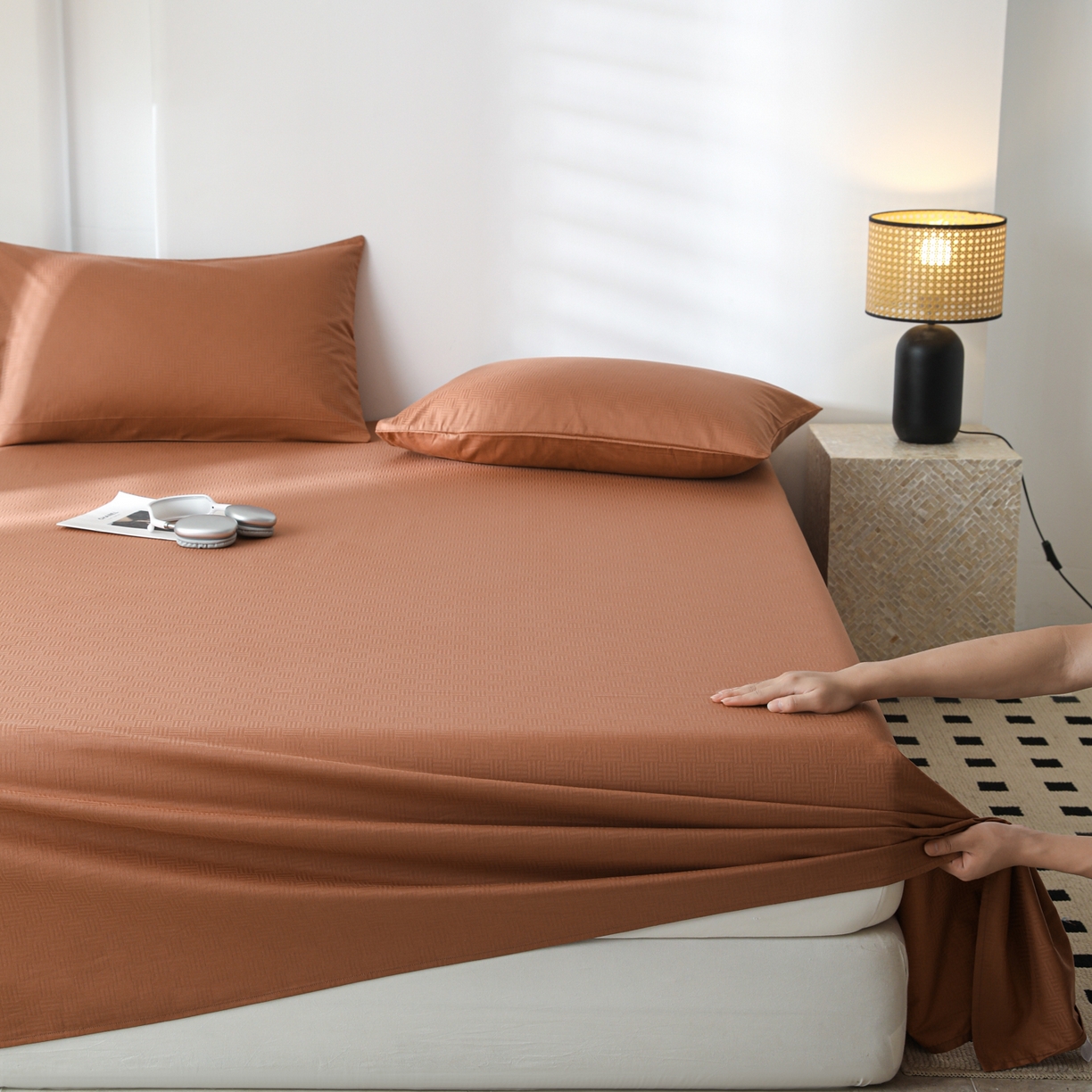 91家纺网 家纺一手货源 找家纺 简宜家居（朝初家纺） 2025新款60支贡缎提花A版纯棉床单 简约-咖