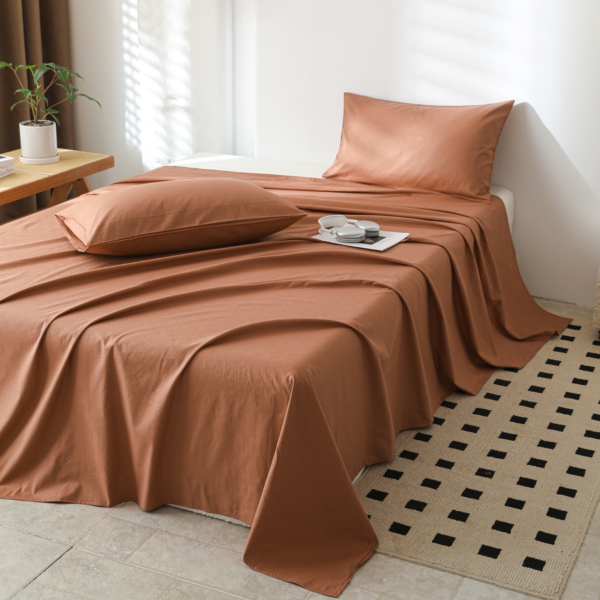 91家纺网 家纺一手货源 找家纺 简宜家居（朝初家纺） 2025新款60支贡缎提花A版纯棉床单 简约-咖