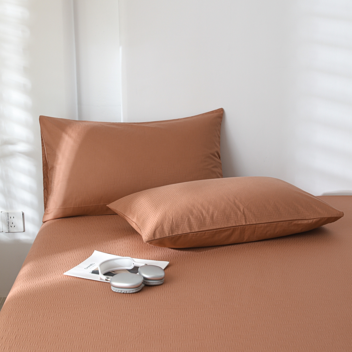 91家纺网 家纺一手货源 找家纺 简宜家居（朝初家纺） 2025新款60支贡缎提花A版纯棉床单 简约-咖