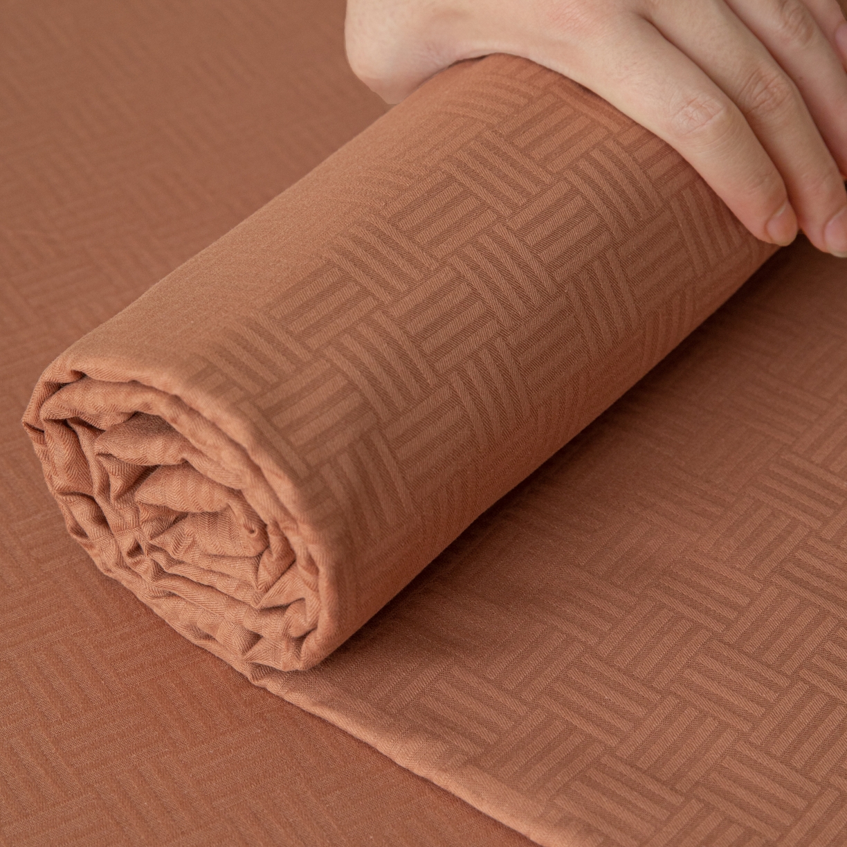 91家纺网 家纺一手货源 找家纺 简宜家居（朝初家纺） 2025新款60支贡缎提花A版纯棉床单 简约-咖