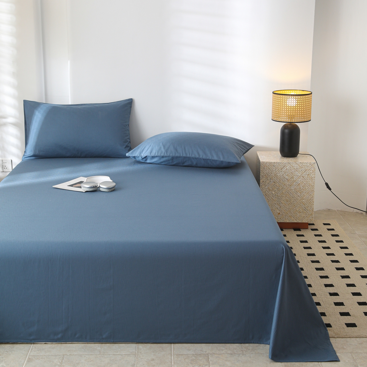 91家纺网 家纺一手货源 找家纺 简宜家居（朝初家纺） 2025新款60支贡缎提花A版纯棉床单 简约-蓝