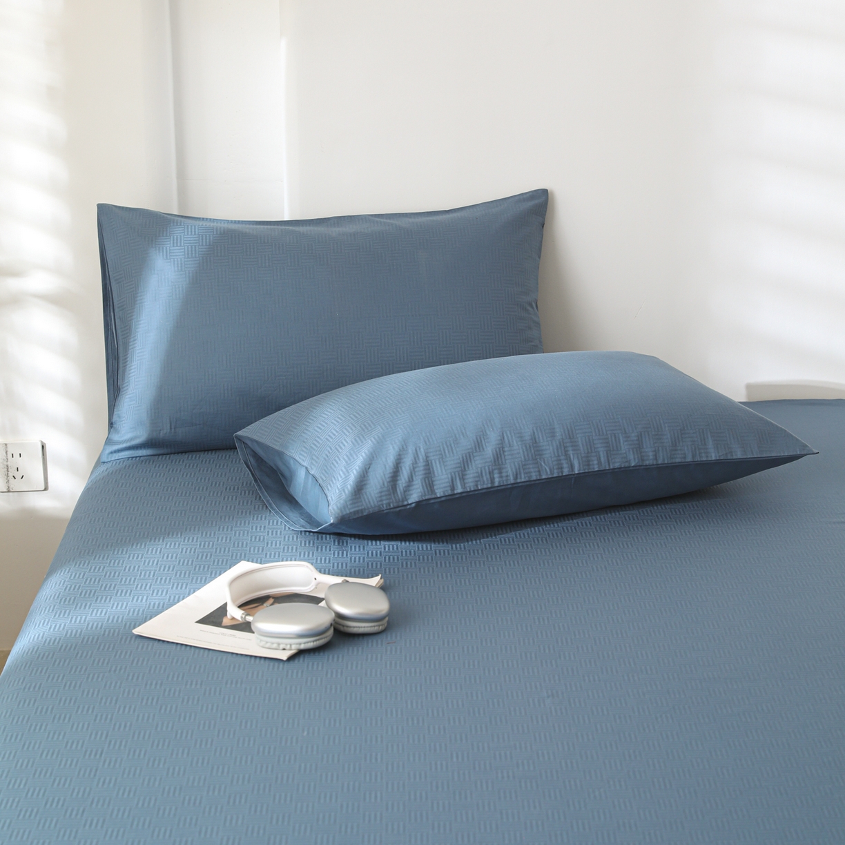 91家纺网 家纺一手货源 找家纺 简宜家居（朝初家纺） 2025新款60支贡缎提花A版纯棉床单 简约-蓝