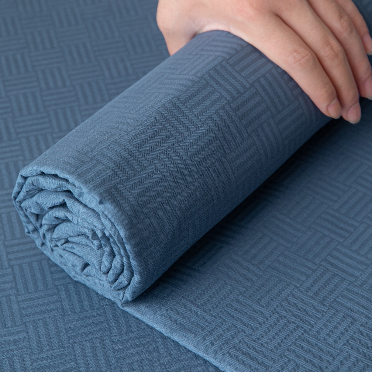 91家纺网 家纺一手货源 找家纺 简宜家居（朝初家纺） 2025新款60支贡缎提花A版纯棉床单 简约-蓝