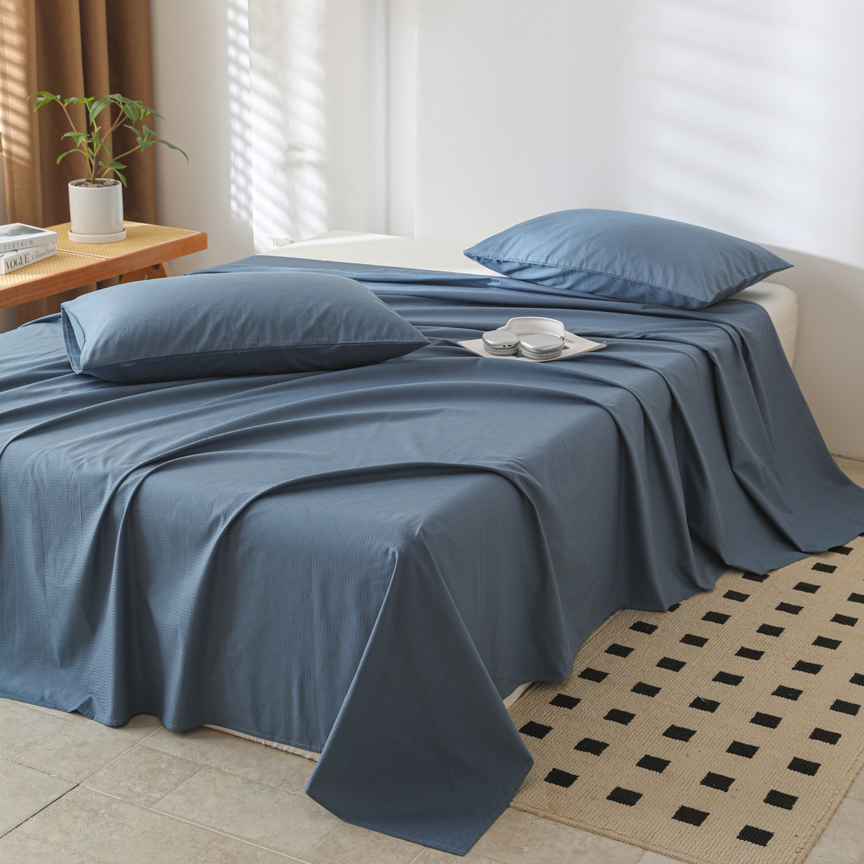 91家纺网 家纺一手货源 找家纺 简宜家居（朝初家纺） 2025新款60支贡缎提花A版纯棉床单 简约-蓝