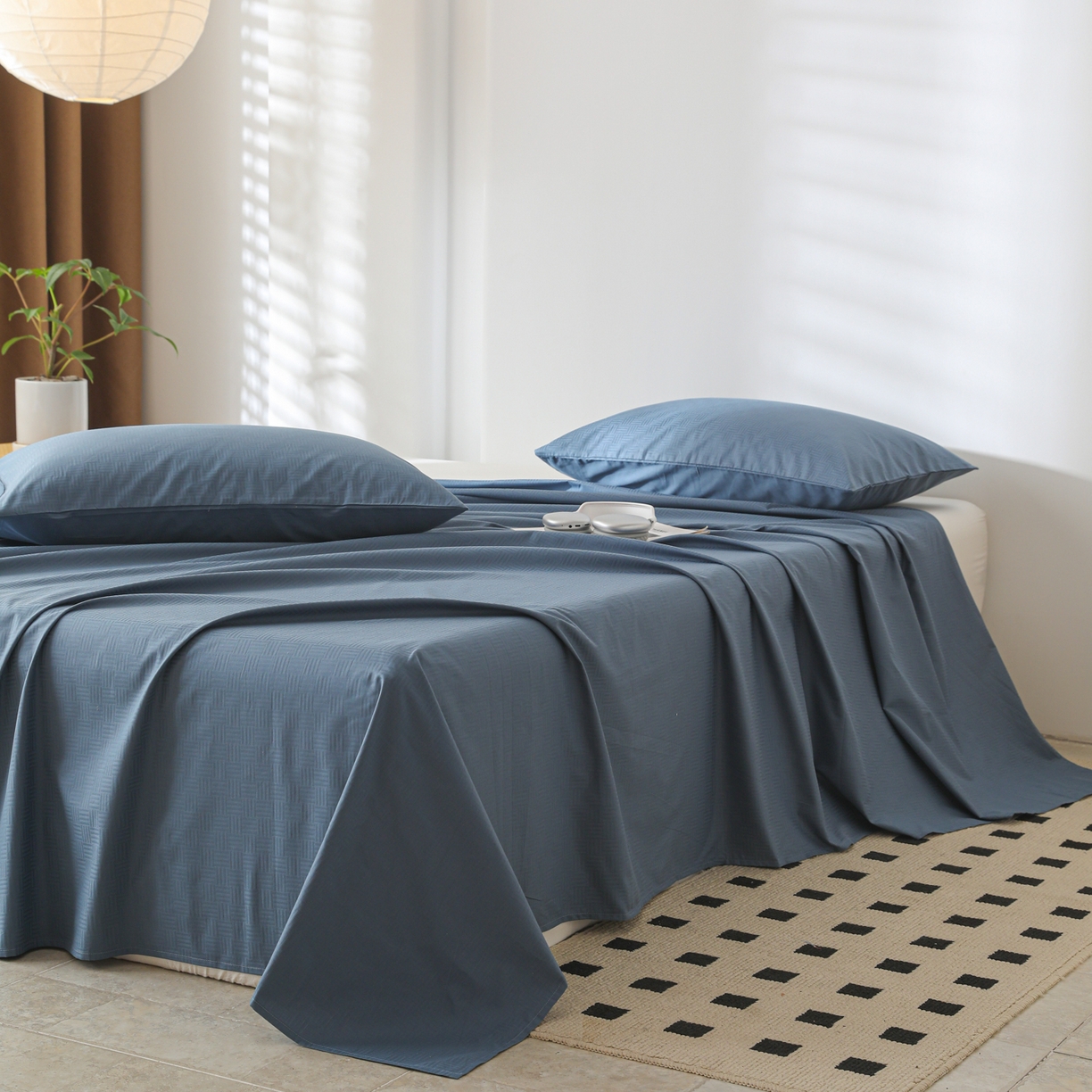 91家纺网 家纺一手货源 找家纺 简宜家居（朝初家纺） 2025新款60支贡缎提花A版纯棉床单 简约-蓝