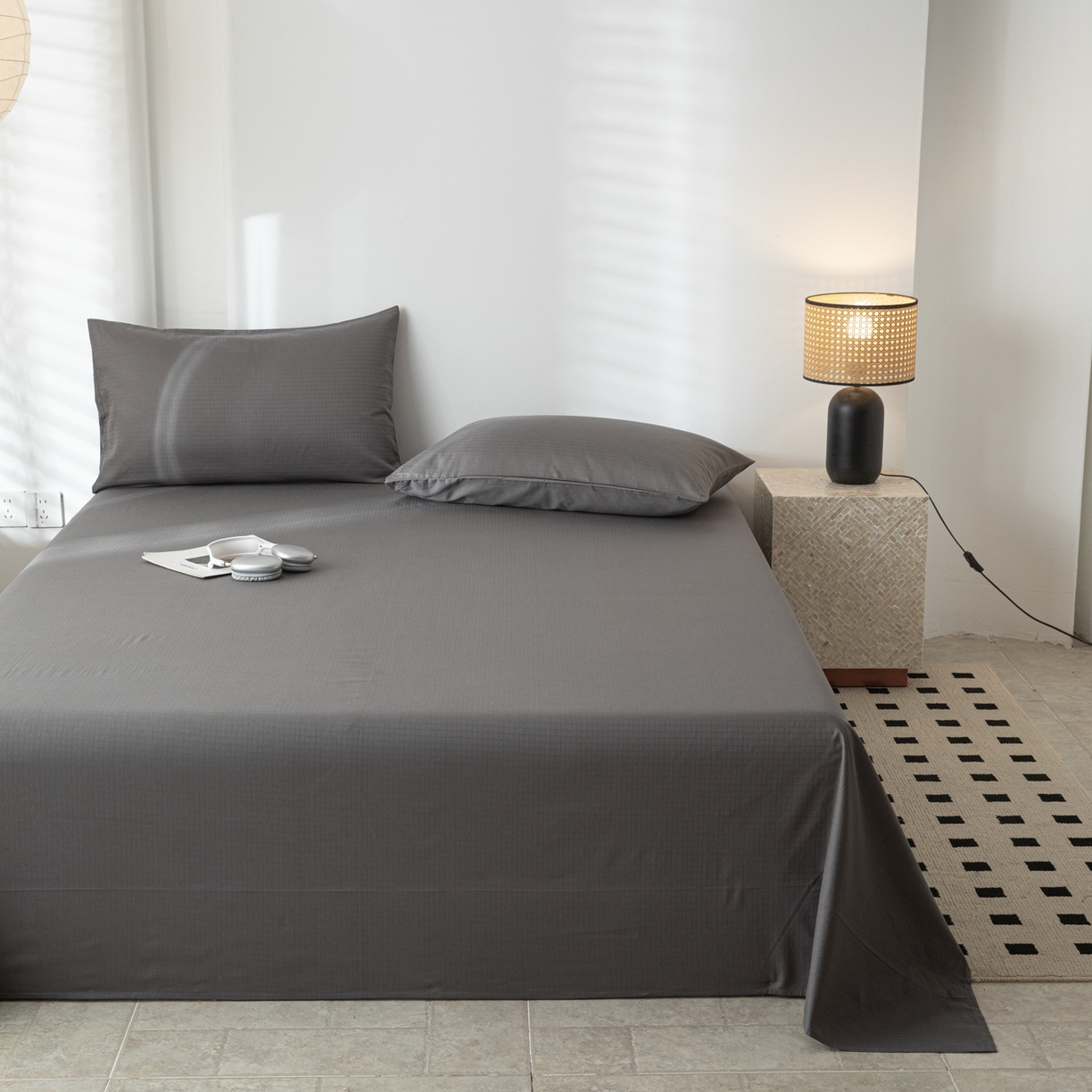 91家纺网 家纺一手货源 找家纺 简宜家居（朝初家纺） 2025新款60支贡缎提花A版纯棉床单 绅士-灰