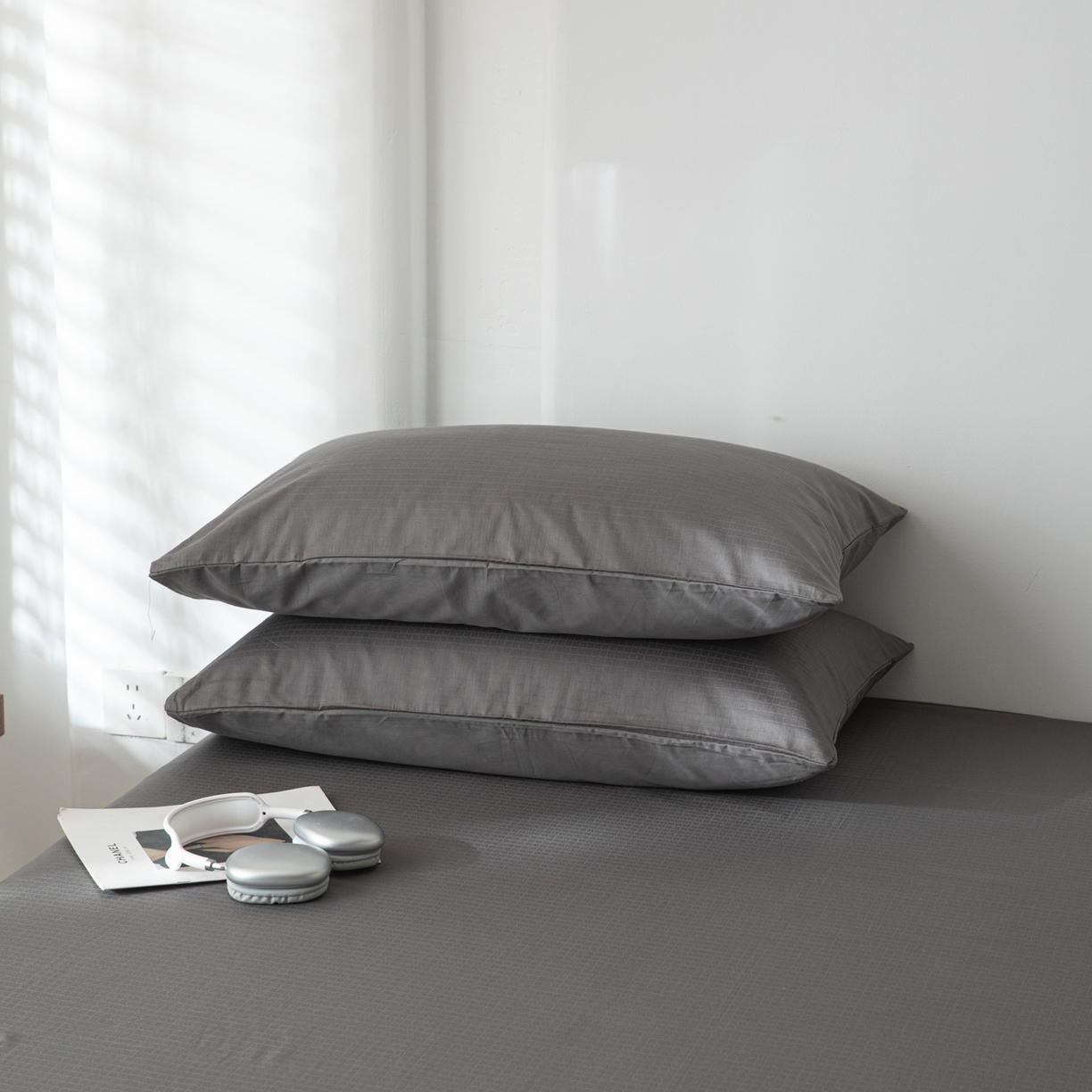 91家纺网 家纺一手货源 找家纺 简宜家居（朝初家纺） 2025新款60支贡缎提花A版纯棉床单 绅士-灰