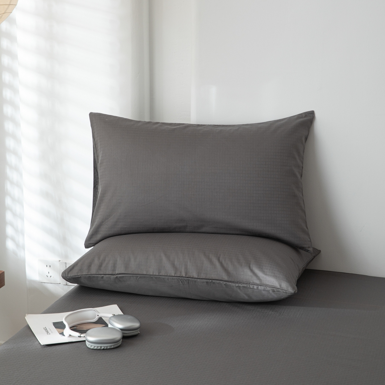 91家纺网 家纺一手货源 找家纺 简宜家居（朝初家纺） 2025新款60支贡缎提花A版纯棉床单 绅士-灰