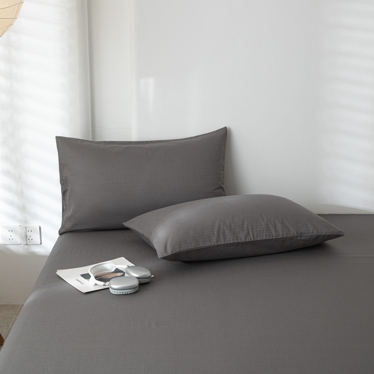 91家纺网 家纺一手货源 找家纺 简宜家居（朝初家纺） 2025新款60支贡缎提花A版纯棉床单 绅士-灰