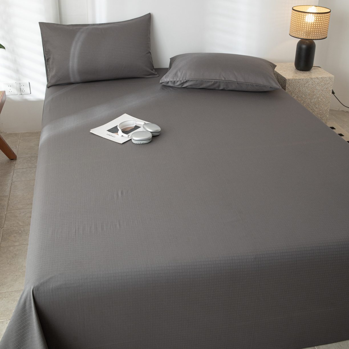 91家纺网 家纺一手货源 找家纺 简宜家居（朝初家纺） 2025新款60支贡缎提花A版纯棉床单 绅士-灰