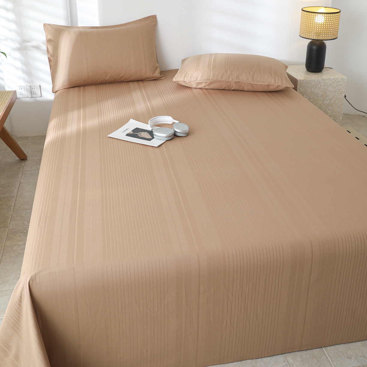 91家纺网 家纺一手货源 找家纺 简宜家居（朝初家纺） 2025新款60支贡缎提花A版纯棉床单 条纹-咖