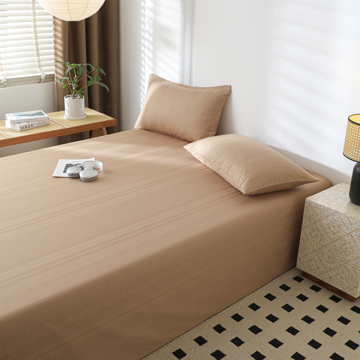 91家纺网 家纺一手货源 找家纺 简宜家居（朝初家纺） 2025新款60支贡缎提花A版纯棉床单 条纹-咖