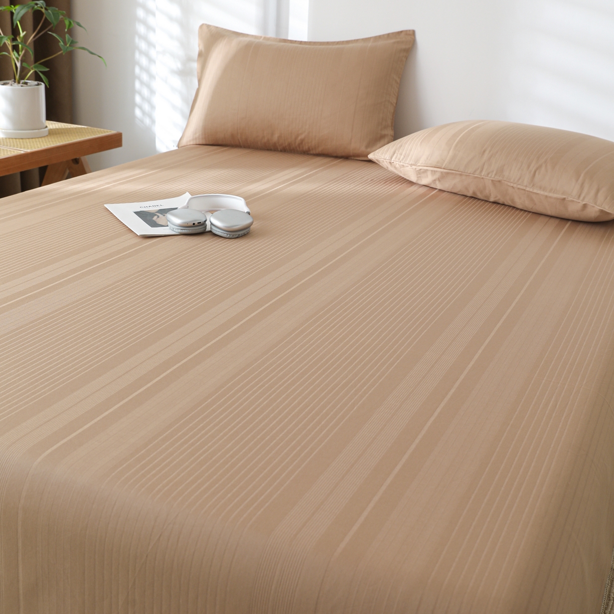 91家纺网 家纺一手货源 找家纺 简宜家居（朝初家纺） 2025新款60支贡缎提花A版纯棉床单 条纹-咖