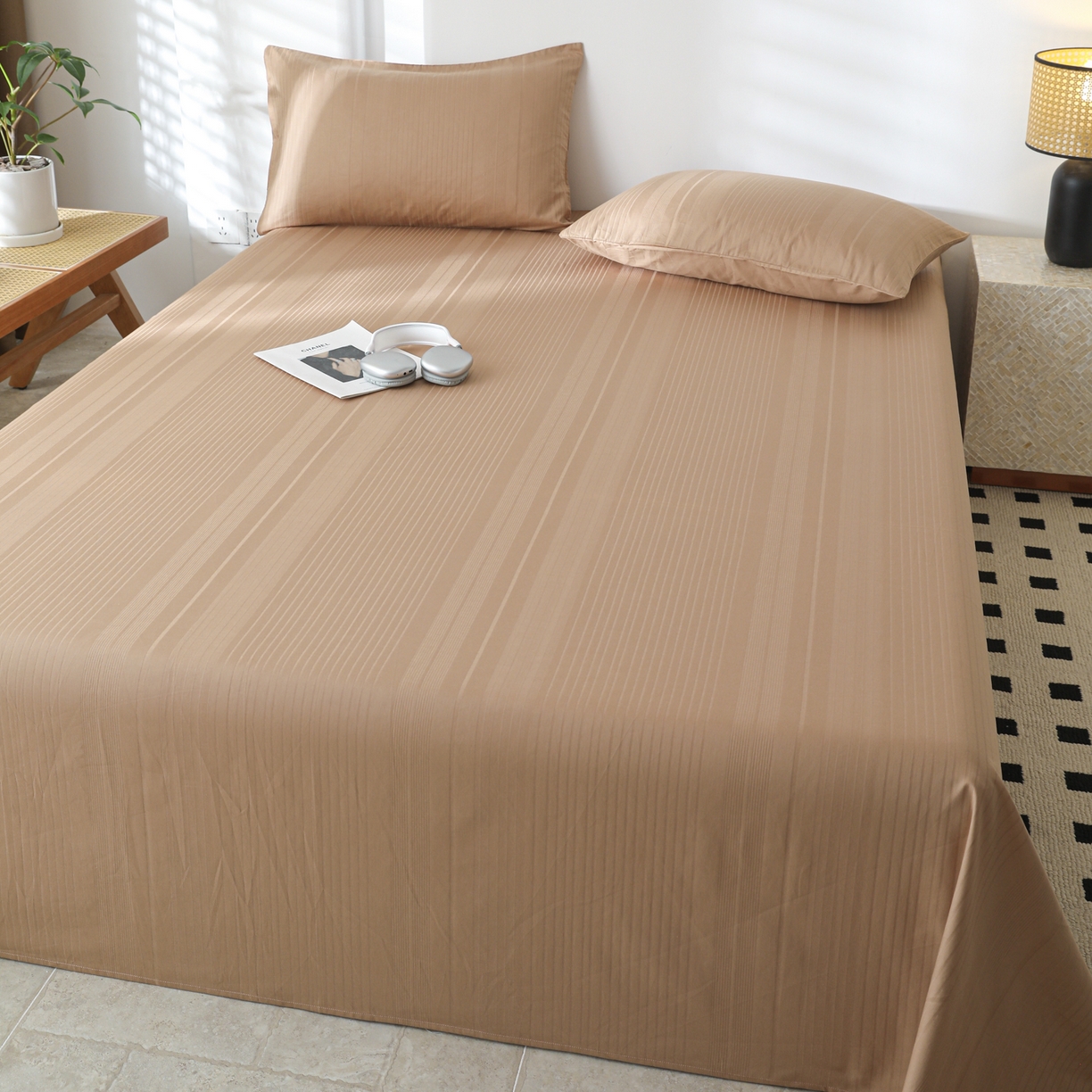 91家纺网 家纺一手货源 找家纺 简宜家居（朝初家纺） 2025新款60支贡缎提花A版纯棉床单 条纹-咖