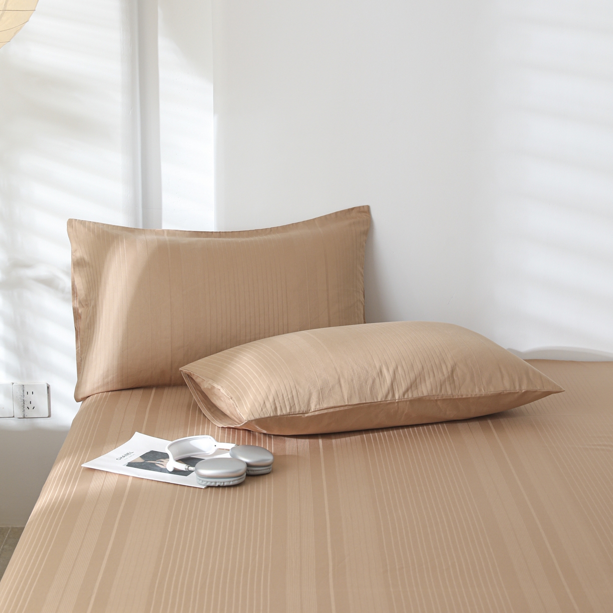 91家纺网 家纺一手货源 找家纺 简宜家居（朝初家纺） 2025新款60支贡缎提花A版纯棉床单 条纹-咖