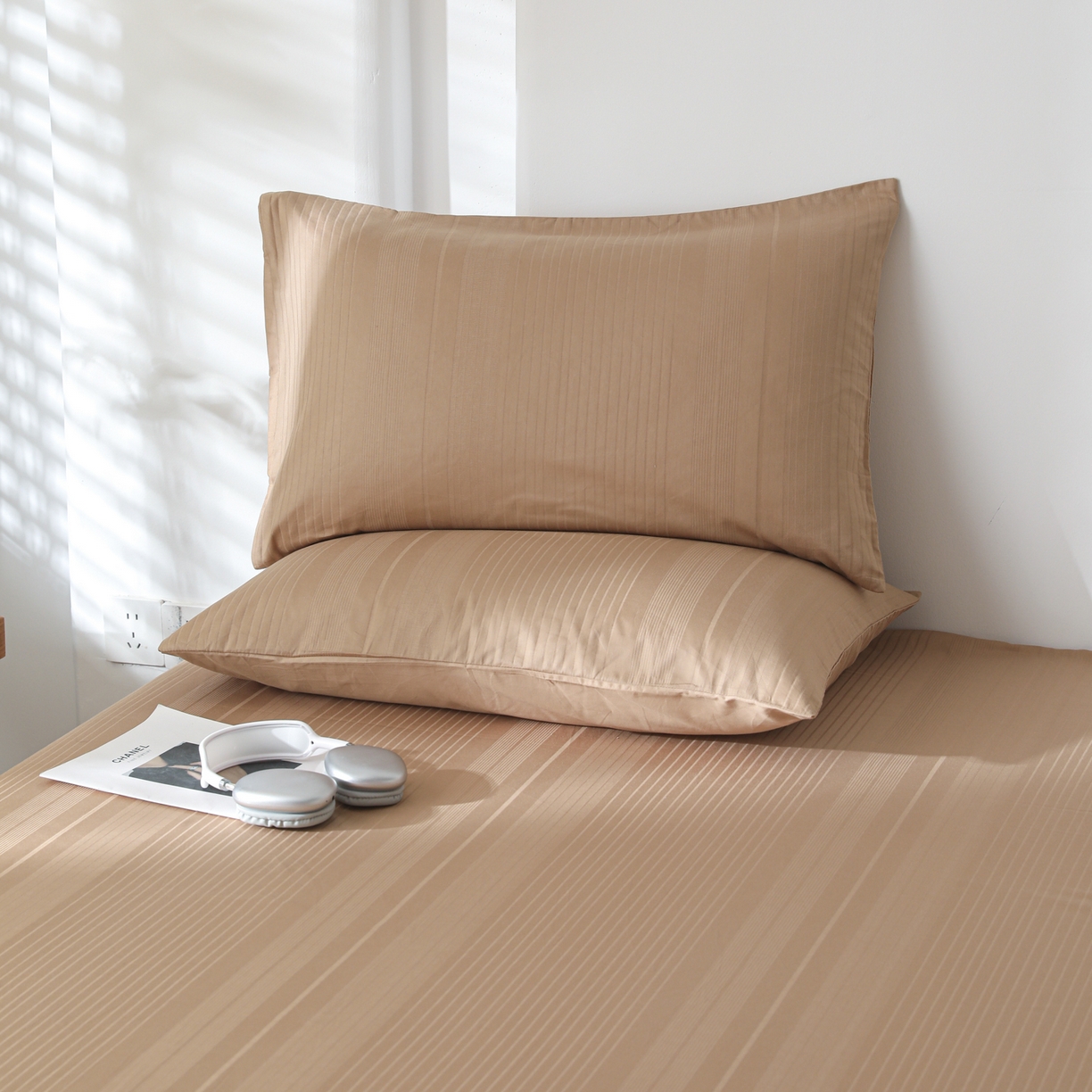 91家纺网 家纺一手货源 找家纺 简宜家居（朝初家纺） 2025新款60支贡缎提花A版纯棉床单 条纹-咖