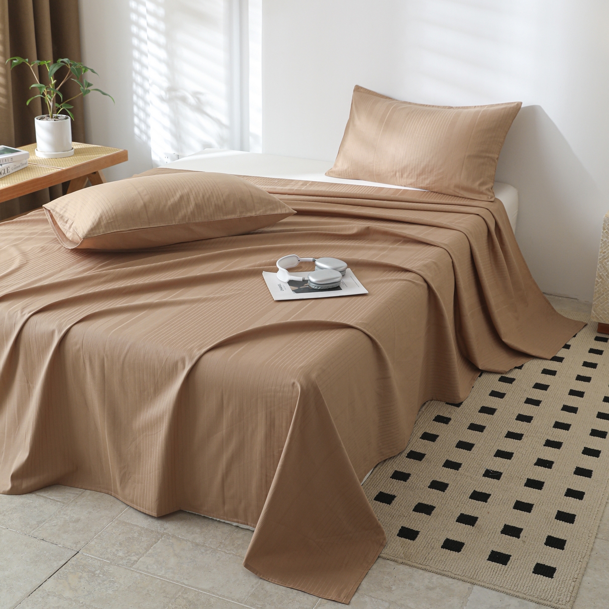 91家纺网 家纺一手货源 找家纺 简宜家居（朝初家纺） 2025新款60支贡缎提花A版纯棉床单 条纹-咖