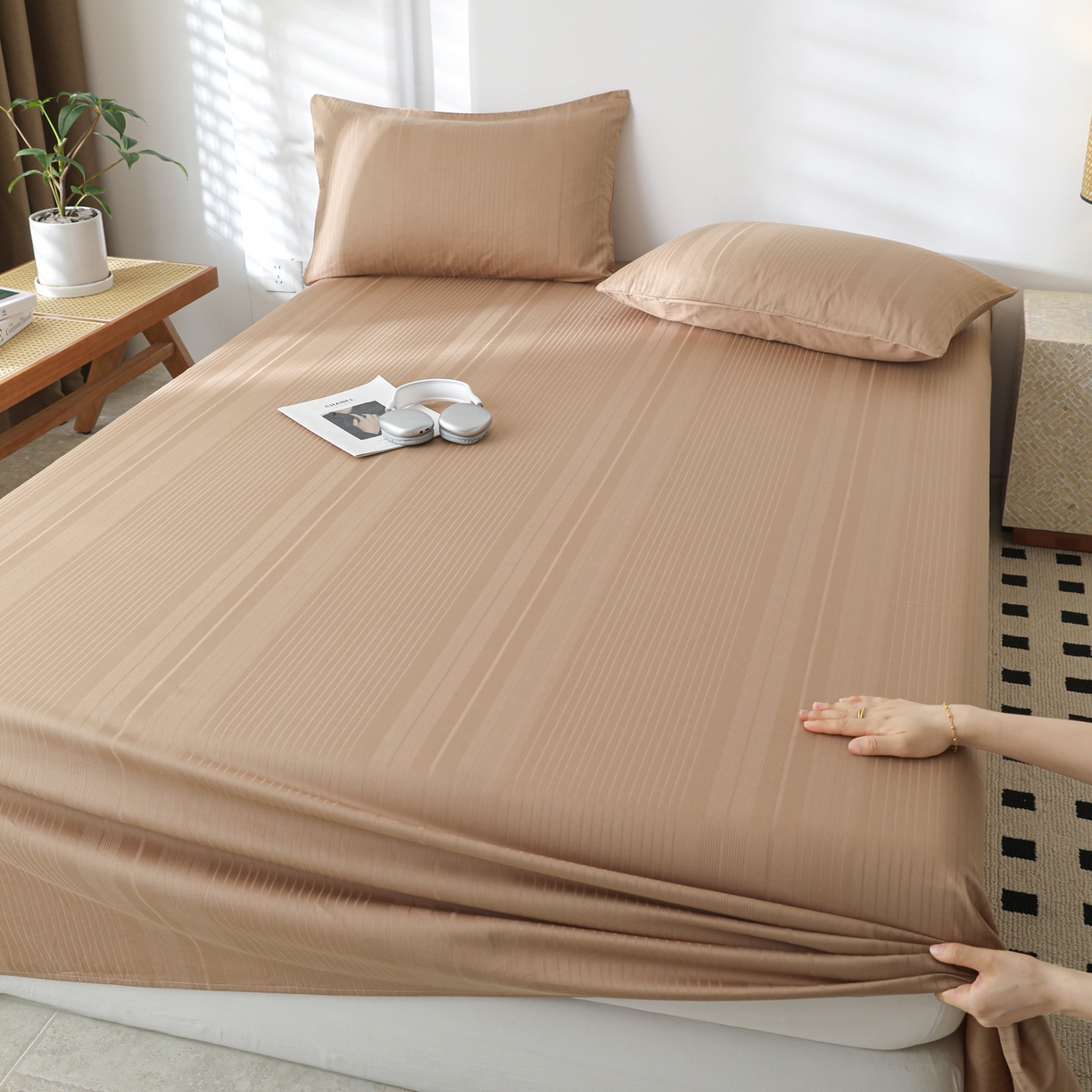 91家纺网 家纺一手货源 找家纺 简宜家居（朝初家纺） 2025新款60支贡缎提花A版纯棉床单 条纹-咖