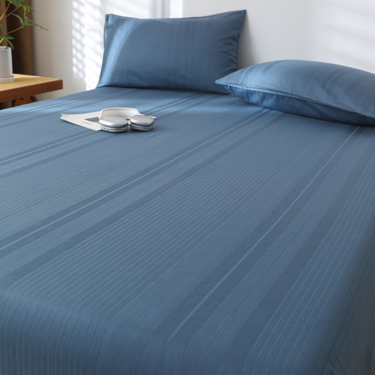 91家纺网 家纺一手货源 找家纺 简宜家居（朝初家纺） 2025新款60支贡缎提花A版纯棉床单 条纹-蓝