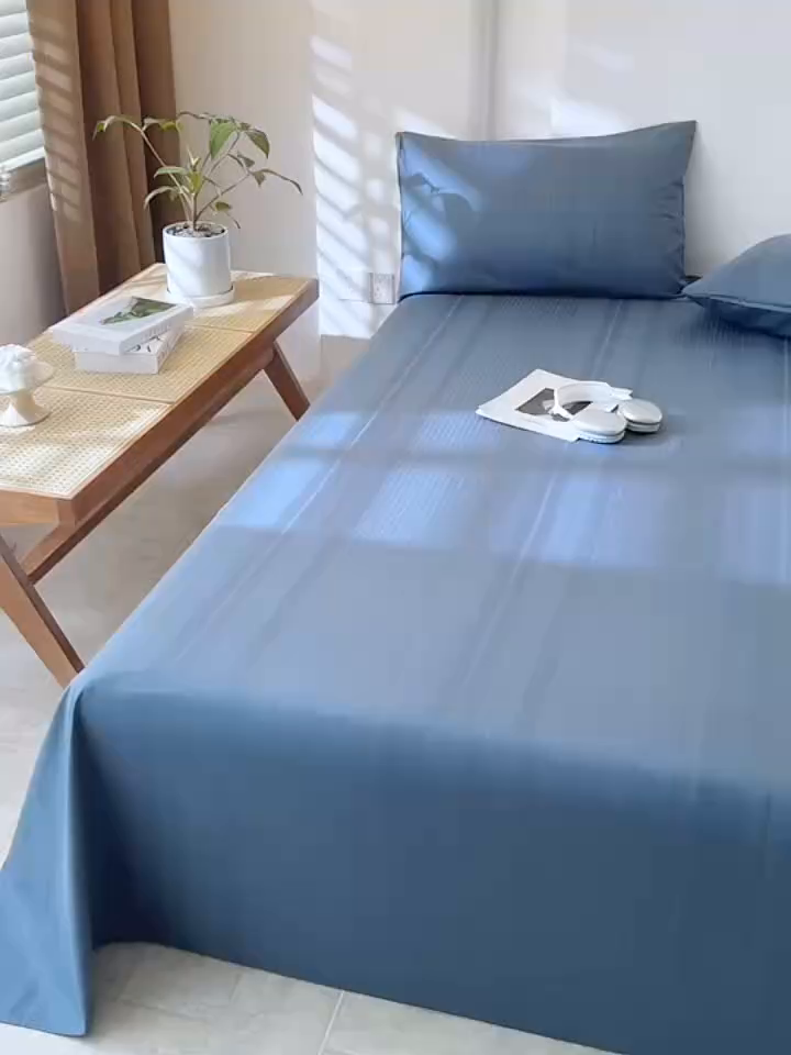 91家纺网 家纺一手货源 找家纺 简宜家居（朝初家纺） 2025新款60支贡缎提花A版纯棉床单 条纹-蓝