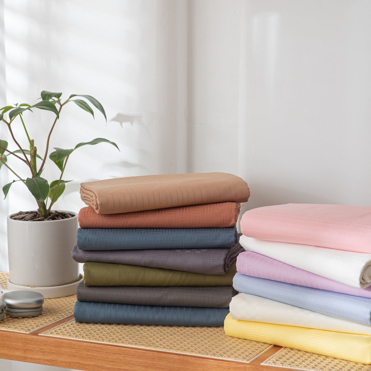 91家纺网 家纺一手货源 找家纺 简宜家居（朝初家纺） 2025新款60支贡缎提花A版纯棉床单 叠拍组合图