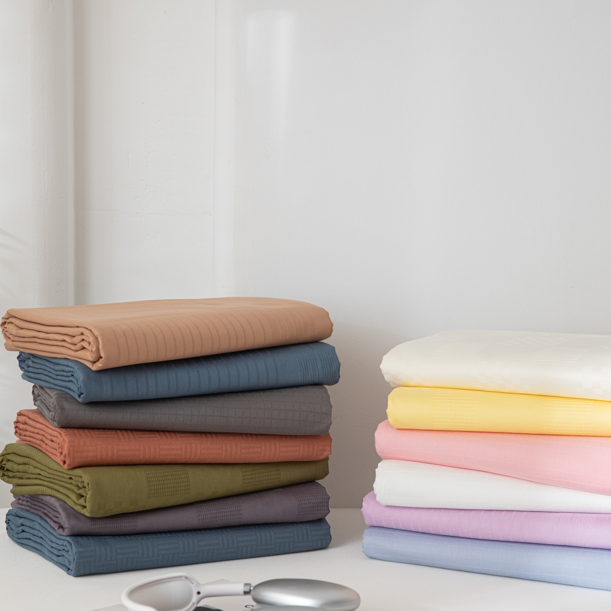 91家纺网 家纺一手货源 找家纺 简宜家居（朝初家纺） 2025新款60支贡缎提花A版纯棉床单 叠拍组合图