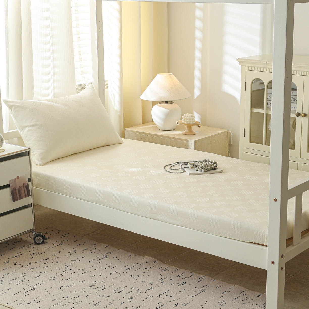 91家纺网 家纺一手货源 找家纺 简宜家居（朝初家纺） 2025新款60支贡缎提花A版纯棉床笠 格子-米白