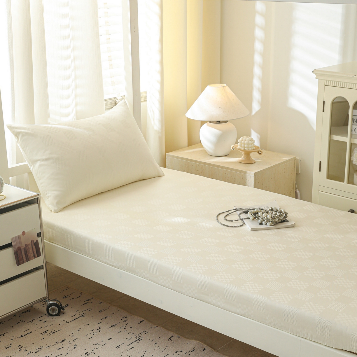 91家纺网 家纺一手货源 找家纺 简宜家居（朝初家纺） 2025新款60支贡缎提花A版纯棉床笠 格子-米白