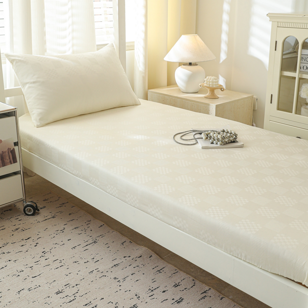 91家纺网 家纺一手货源 找家纺 简宜家居（朝初家纺） 2025新款60支贡缎提花A版纯棉床笠 格子-米白