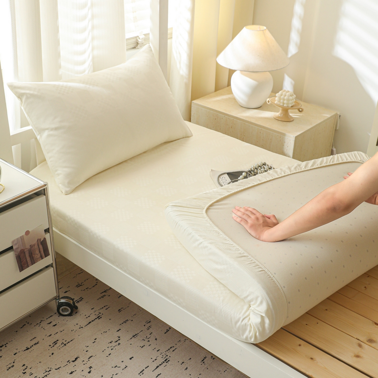 91家纺网 家纺一手货源 找家纺 简宜家居（朝初家纺） 2025新款60支贡缎提花A版纯棉床笠 格子-米白