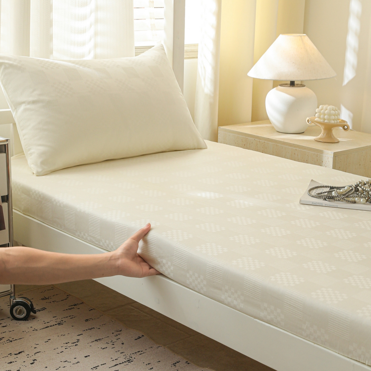 91家纺网 家纺一手货源 找家纺 简宜家居（朝初家纺） 2025新款60支贡缎提花A版纯棉床笠 格子-米白