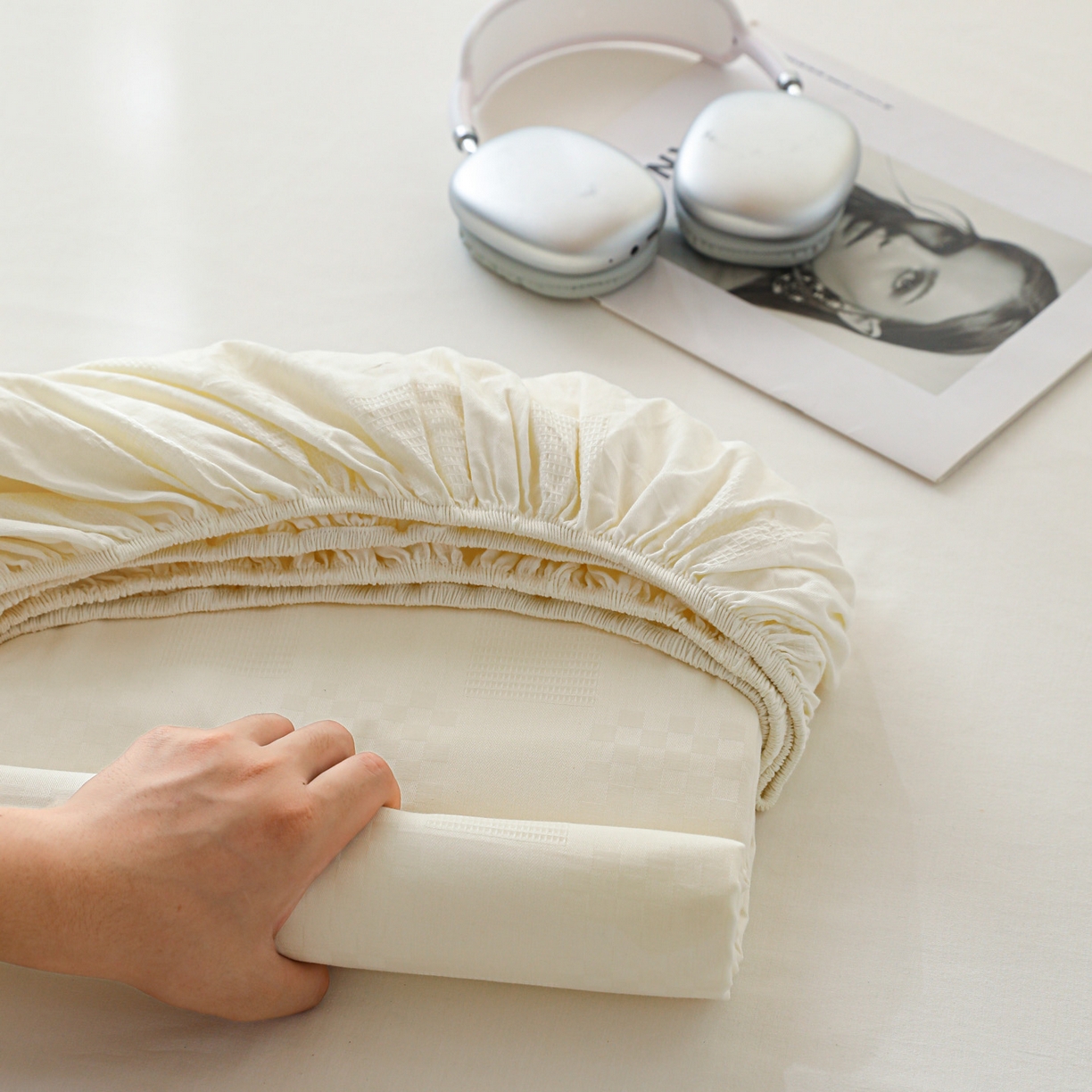 91家纺网 家纺一手货源 找家纺 简宜家居（朝初家纺） 2025新款60支贡缎提花A版纯棉床笠 格子-米白