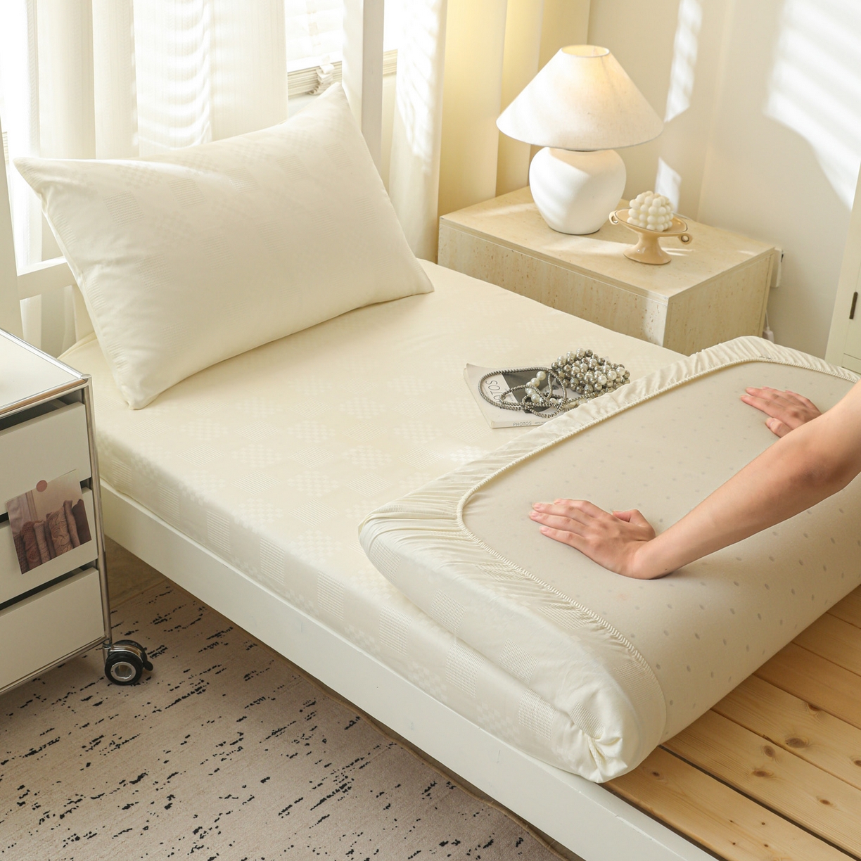 91家纺网 家纺一手货源 找家纺 简宜家居（朝初家纺） 2025新款60支贡缎提花A版纯棉床笠 格子-米白